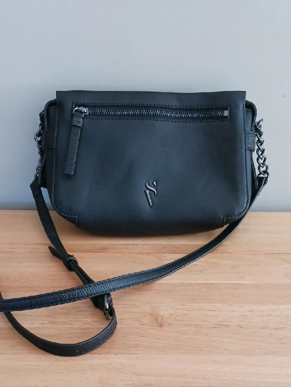 Simply Vera Black Sintra Crossbody Bag
